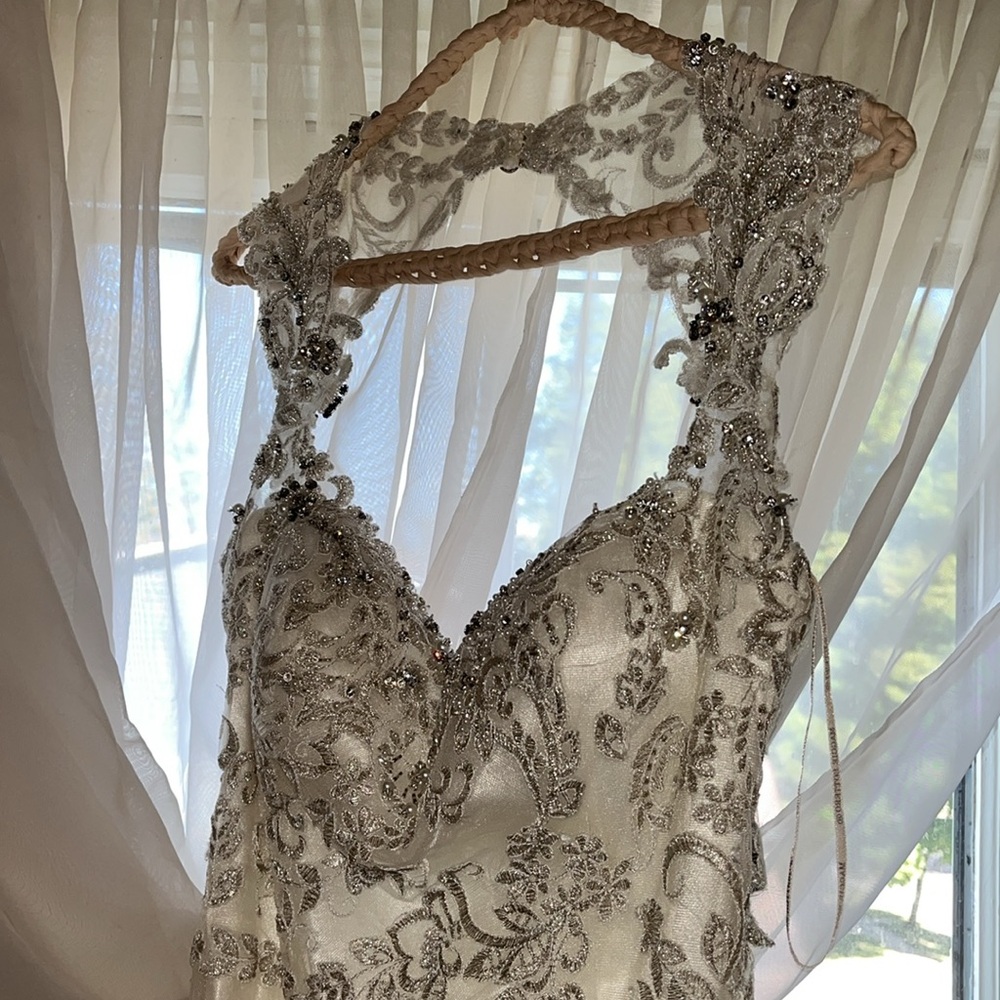 Wedding gown - Picture 3 of 9